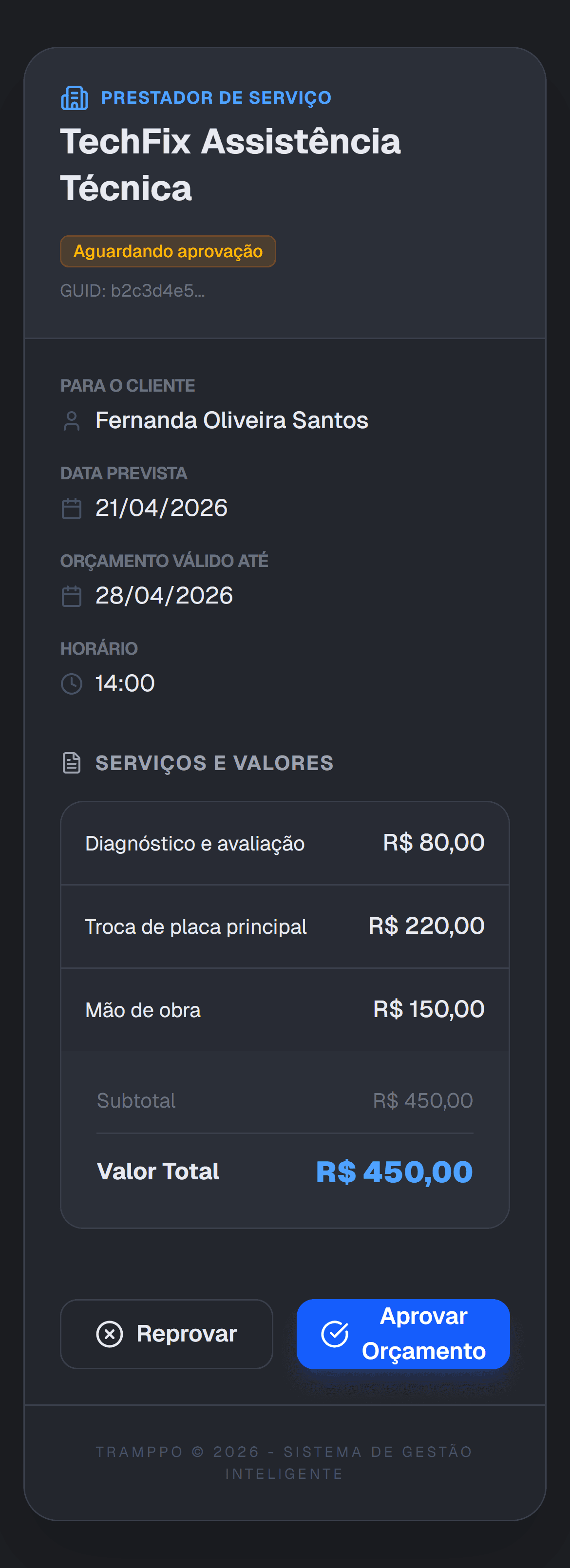 Cliente aprovando orçamento de assistência técnica pelo celular com o Tramppo
