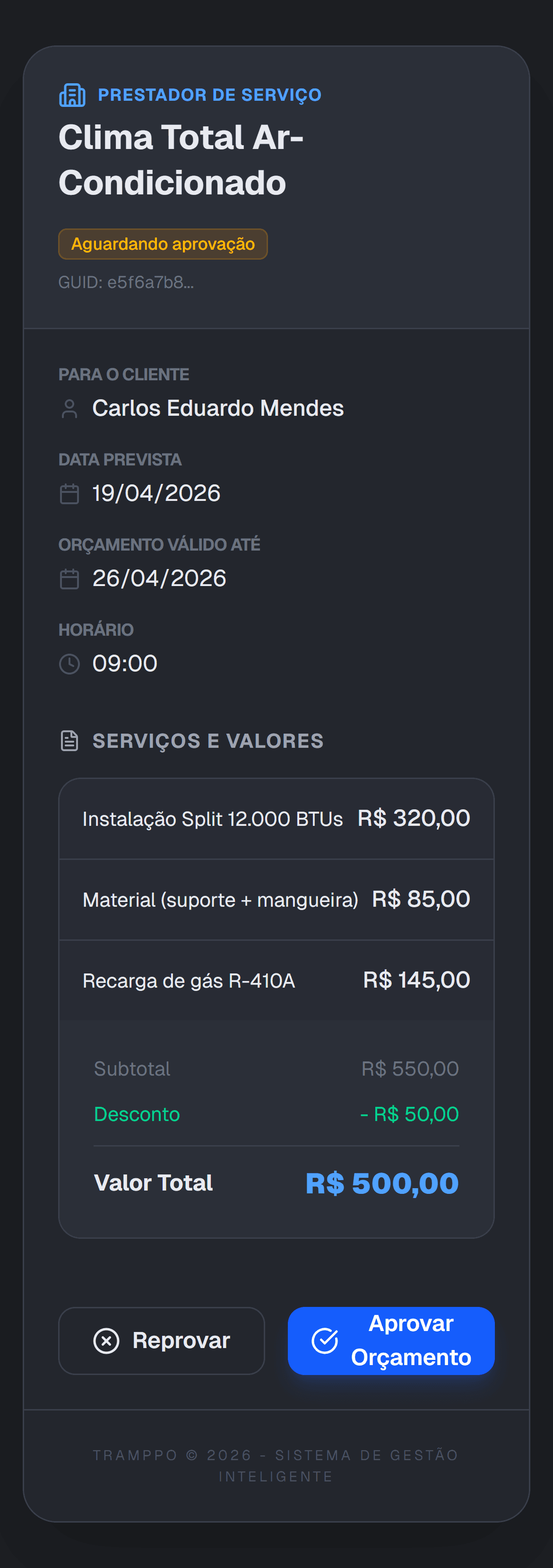 Cliente aprovando orçamento de ar-condicionado pelo celular com o Tramppo