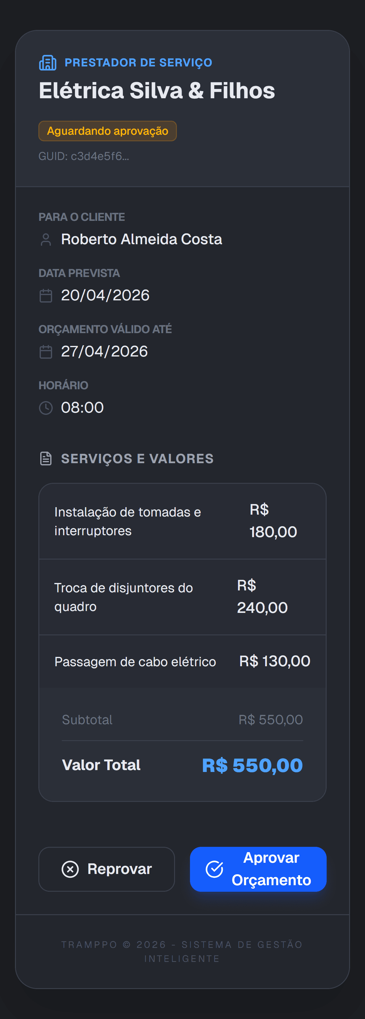 Cliente aprovando orçamento elétrico pelo celular com o Tramppo