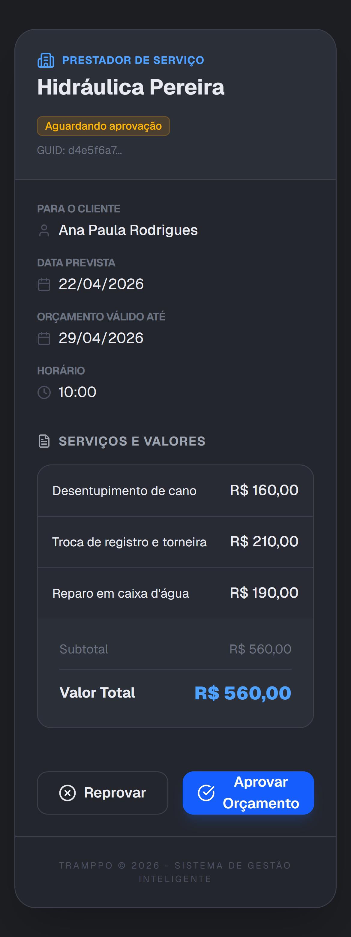 Cliente aprovando orçamento hidráulico pelo celular com o Tramppo